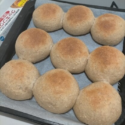 全粒粉入りのパンを作ってみたくて参考にしました！形は丸パンにしましたが美味しかったです！